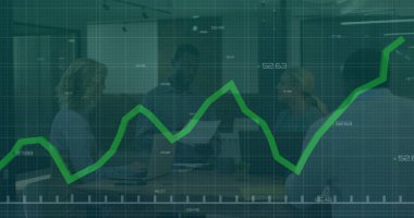 Çeşitli erkek ve kadın meslektaşların gelişigüzel toplantılarda tartıştıkları grafik işlemleri. Dijital arayüz, takım çalışması, iş, ofis, ağ ve iletişim, dijital olarak oluşturulmuş görüntü.