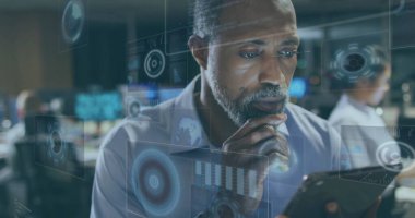 Afro-Amerikan işadamının ofisindeki finansal veri işleme resmi. Küresel finans, iş, bağlantılar, hesaplama ve veri işleme kavramı dijital olarak oluşturuldu.