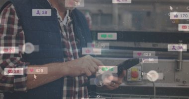 Tabletle etkileşim, sosyal medya bilgilendirme görüntüleriyle çevrili bir adam. Teknoloji, dijital, iletişim, internet, bağlantı, çevrimiçi