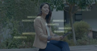 Okulda tablet kullanan melez bir kadın üzerinde ai veri işleme resmi. Yapay zeka, bağlantılar, hesaplama ve veri işleme kavramı dijital olarak oluşturuldu.