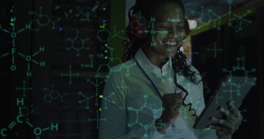 Sunucularla çalışan Afrikalı Amerikalı kadın teknisyen üzerinde bilimsel veri işleme görüntüsü. Küresel bilim, bağlantılar, hesaplama ve veri işleme kavramı dijital olarak oluşturulmuş görüntü.