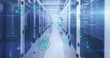 Bilgisayar sunucuları üzerinden eko simgelerin ve dijital veri işlemlerinin resmi. Dijital olarak oluşturulmuş küresel bağlantılar, hesaplama ve veri işleme kavramı.