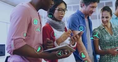 Ofiste tablet kullanan çeşitli meslektaşlar üzerinde ekoloji simgeleri. İş, teknoloji ve dijital arayüz kavramı dijital olarak oluşturuldu.