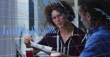 Sıradan bir ofiste konuşan farklı erkek meslektaşların verileri işleme koyduğu mavi çizelgeler. İş, bağlantı, takım çalışması, dijital arayüz ve iletişim, dijital olarak oluşturulmuş görüntü.