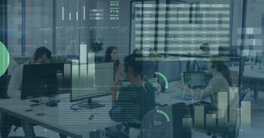 Ofiste çalışan çeşitli kişilere karşı istatistiksel veri işleme resmi. Bilgisayar arayüzü ve iş veri teknolojisi kavramı