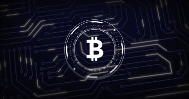 Bitcoin işareti, devre kartı ve kara arkaplan üzerinde veri işleme resmi. Küresel finans, iş, bağlantılar, hesaplama ve veri işleme kavramı dijital olarak oluşturuldu.