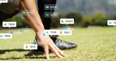 Çift ırklı erkek beyzbol oyuncusunun dijital veri işleme görüntüsü. Küresel spor, sosyal medya, bağlantılar, hesaplama ve veri işleme kavramı dijital olarak oluşturuldu.