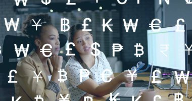 Ofisteki çeşitli iş kadınları üzerinde para ve veri işleme imajı. Küresel finans, iş, bağlantılar, hesaplama ve veri işleme kavramı dijital olarak oluşturuldu.