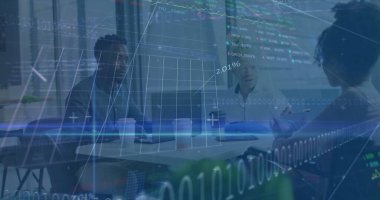 Çeşitli erkek ve kadın meslektaşların sıradan toplantılarda tartıştıkları veri işleme görüntüsü. Dijital arayüz, takım çalışması, iş, ofis, ağ ve iletişim, dijital olarak oluşturulmuş görüntü.