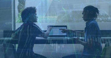 Ofiste dizüstü bilgisayarla tartışan iki farklı adama karşı finansal veri işleme görüntüsü. Küresel finans ve iş teknolojisi kavramı