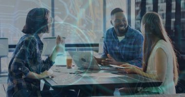 Sunucu odası görüntüsü ve çeşitli iş adamlarının ofiste iş görüşmesi üzerine asma kilit. Küresel iş ve dijital arayüz kavramı, dijital olarak oluşturulmuş görüntü.