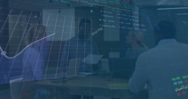 Çeşitli erkek ve kadın meslektaşların sıradan toplantılarda tartıştıkları veri işleme görüntüsü. Dijital arayüz, takım çalışması, iş, ofis, ağ ve iletişim, dijital olarak oluşturulmuş görüntü.