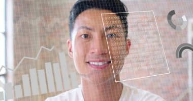 Asyalı iş adamının ofisindeki finansal veri işleme görüntüsü. Küresel finans, iş, bağlantılar, hesaplama ve veri işleme kavramı dijital olarak oluşturuldu.