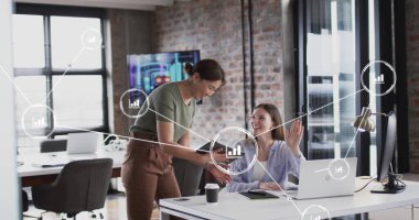 Ofisteki çeşitli iş adamlarıyla bağlantısı olan dijital simgelerin resmi. Küresel finans, iş, bağlantılar, hesaplama ve veri işleme kavramı dijital olarak oluşturuldu.