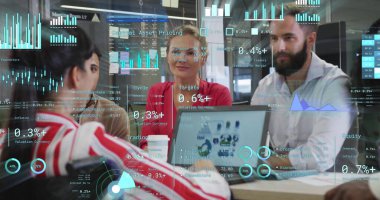 Ofisteki çeşitli iş adamlarıyla ilgili finansal veri işleme resmi. Küresel finans, iş, bağlantılar, hesaplama ve veri işleme kavramı dijital olarak oluşturuldu.