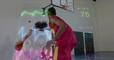 Sahadaki çeşitli basketbol oyuncularının dijital veri işleme görüntüsü. Küresel spor, rekabet, bağlantılar, hesaplama ve veri işleme kavramı dijital olarak oluşturuldu.