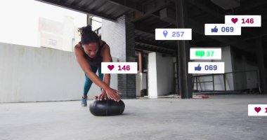 Afrikalı Amerikalı bir kadının spor salonunda şınav çekerken birden fazla barın görüntüsü. Dijital bileşik, çoklu pozlama, iş, sosyal medya anımsatıcı, egzersiz ve eğitim kavramı.