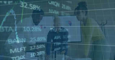 Çeşitli erkek ve kadın meslektaşların sıradan toplantılarda tartıştıkları veri işleme görüntüsü. Dijital arayüz, takım çalışması, iş, ofis, ağ ve iletişim, dijital olarak oluşturulmuş görüntü.