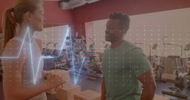 Spor salonunda egzersiz yapan farklı erkek ve kadınların veri işleme görüntüsü. Spor, aktif yaşam tarzı ve veri işleme kavramı dijital olarak oluşturulmuş imaj.