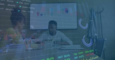 Çeşitli erkek ve kadın meslektaşların günlük ofiste tartıştıkları veri işleme görüntüsü. Veri, dijital arayüz, takım çalışması, iş, ağ ve iletişim, dijital olarak oluşturulmuş görüntü.