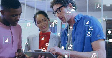 Ofiste tablet kullanan çeşitli meslektaşlar üzerinde ekoloji simgeleri. İş, teknoloji ve dijital arayüz kavramı dijital olarak oluşturuldu.