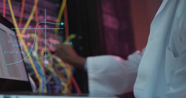 Sunucularla Afrika kökenli Amerikalı erkek teknisyen üzerinde bilimsel veri işleme görüntüsü. Küresel bilim, bağlantılar, hesaplama ve veri işleme kavramı dijital olarak oluşturulmuş görüntü.