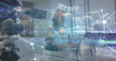 Kadın vlogcu ve bulutlar üzerindeki bağlantı ağı görüntüsü. küresel çevrimiçi sosyal medya, bağlantı ve yaşam tarzı kavramı dijital olarak oluşturulmuş görüntü.