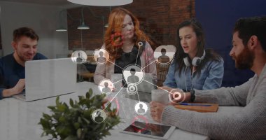 Ofiste iş tartışan farklı iş adamlarının üzerinde parmak izi olan kullanıcı simgeleri. Küresel iş ve dijital arayüz kavramı, dijital olarak oluşturulmuş görüntü.