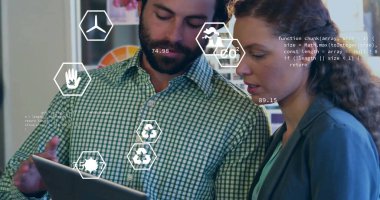 Ofiste tablet kullanan çeşitli meslektaşlar üzerinde ekoloji simgeleri. İş, teknoloji ve dijital arayüz kavramı dijital olarak oluşturuldu.