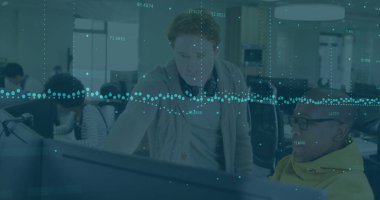 Gündelik ofiste bilgisayar başında tartışan çeşitli erkek meslektaşların veri işleme görüntüsü. Veri, dijital arayüz, iş, takım çalışması, ağ ve iletişim, dijital olarak oluşturulmuş görüntü.