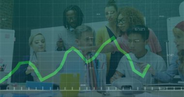 İstatistiksel veri işleme görüntüsü. Ofiste birlikte tartışan çeşitli meslektaşlar hakkında. Bilgisayar arayüzü ve iş veri teknolojisi kavramı