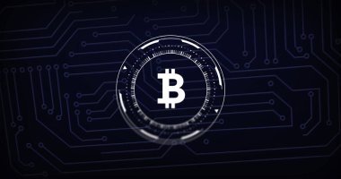 Bitcoin işareti, devre kartı ve kara arkaplan üzerinde veri işleme resmi. Küresel finans, iş, bağlantılar, hesaplama ve veri işleme kavramı dijital olarak oluşturuldu.