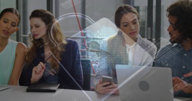 Veri işleme ve asma kilit imajı. Ofiste iş tartışan çeşitli iş adamları üzerinde. Küresel iş ve dijital arayüz kavramı, dijital olarak oluşturulmuş görüntü.