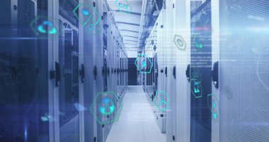 Bilgisayar sunucuları üzerinden eko simgelerin ve dijital veri işlemlerinin resmi. Dijital olarak oluşturulmuş küresel bağlantılar, hesaplama ve veri işleme kavramı.