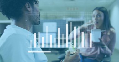 Ofiste abur cubur yerken çeşitli erkek ve kadınların tartıştığı veri işleme görüntüsü. Bilgisayar arayüzü ve iş veri teknolojisi kavramı