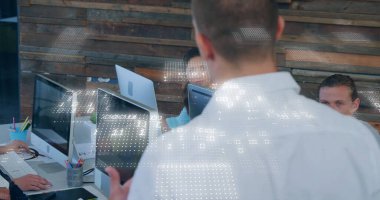 Ofisteki çeşitli iş adamları üzerinde ikili kodlama veri işleme görüntüsü. Küresel finans, iş, bağlantılar, hesaplama ve veri işleme kavramı dijital olarak oluşturuldu.