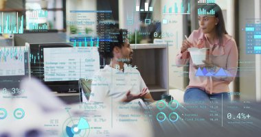 Ofisteki çeşitli iş adamlarıyla ilgili finansal veri işleme resmi. Küresel finans, iş, bağlantılar, hesaplama ve veri işleme kavramı dijital olarak oluşturuldu.