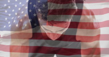 Amerikan bayrağının çift ırklı erkek atlet üzerindeki görüntüsü. Küresel spor, spor disiplinleri ve bayraklar konsepti dijital olarak oluşturulmuş görüntü.