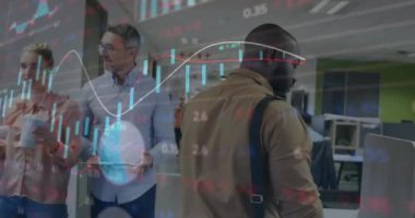 Çift ırklı iş adamının akıllı telefondan konuşması üzerine yapılan çizim ve veri işleme animasyonları. Küresel teknoloji, iş ve dijital arayüz kavramı, dijital olarak oluşturulmuş video.