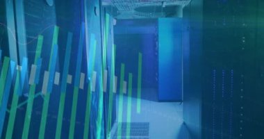 Sunucu odasında finansal veri işleme animasyonu. Küresel teknoloji, finans, bilgisayar ve dijital arayüz kavramı, dijital olarak oluşturulmuş video.