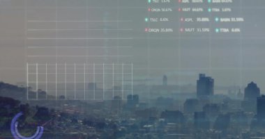 Şehir manzarası üzerinde şema ve veri işleme animasyonları. Küresel teknoloji, iş ve dijital arayüz kavramı, dijital olarak oluşturulmuş video.