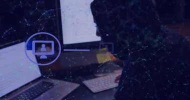 Dizüstü bilgisayar kullanan iki ırklı kadının medya simgelerinin animasyonu. Küresel teknoloji, iş ve dijital arayüz kavramı, dijital olarak oluşturulmuş video.