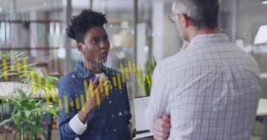 Ofisteki dizüstü bilgisayarla çeşitli meslektaşların diyagram ve veri işleme animasyonları. Teknoloji, iş ve dijital arayüz kavramı, dijital olarak üretilen video.