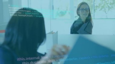 Ofisteki çeşitli iş adamları üzerinde veri işleme animasyonu. Küresel finans, işletme, bağlantılar, hesaplama ve veri işleme kavramı, dijital olarak oluşturulmuş video.