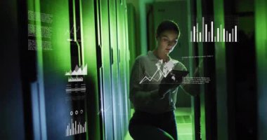 Sunucu odasında tablet kullanan beyaz kadın çalışanın veri işleme animasyonu. Teknoloji ve dijital arayüz kavramı, dijital olarak oluşturulmuş video.