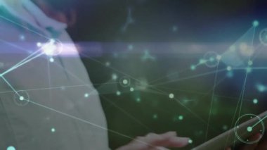 Tablet kullanan beyaz kadın üzerindeki bağlantı ağının animasyonu. Teknoloji, eğitim ve dijital arayüz kavramı, dijital olarak oluşturulmuş video.