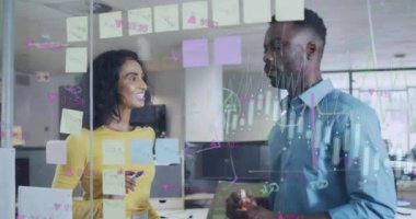 Ofiste konuşan çeşitli meslektaşların diyagram ve veri işleme animasyonları. Teknoloji, iş ve dijital arayüz kavramı, dijital olarak üretilen video.