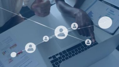 Dizüstü bilgisayar kullanan farklı meslektaşlar üzerindeki simgelerle bağlantı ağının animasyonu. Teknoloji, iş ve dijital arayüz kavramı, dijital olarak üretilen video.