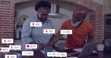 Afro-Amerikan çiftin evde konuşmaları üzerine medya simgelerinin canlandırılması. Sosyal medya, yaşam tarzı ve dijital arayüz kavramı, dijital olarak oluşturulmuş video.