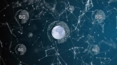 Şekiller üzerinde 5G metin bulunan kürelerin animasyonu. Teknoloji, iş ve dijital arayüz kavramı, dijital olarak üretilen video.